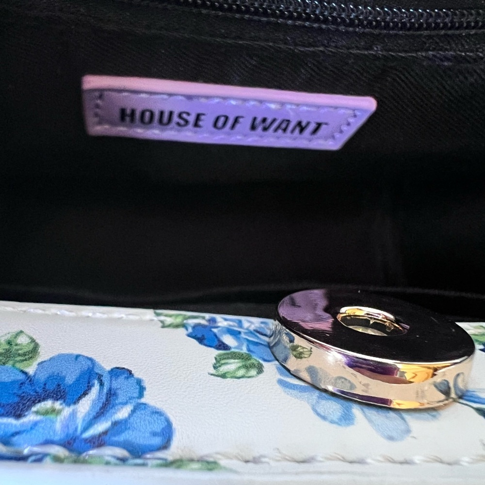 HOUSE OF WANT WE ARE CHIC VEGAN LEATHER TOP HANDLE CROSSBODY IN BLUE FLORAL. - Picture 7 of 17
